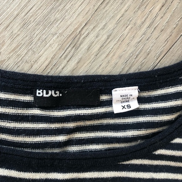 🔥 SALE - Any 4/$20.   BDG Lightweight Crop Knit Top​ - Picture 3 of 3